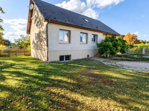 A vendre maison 8 pieces avec 6 chambres et sous sol a Vennecy
