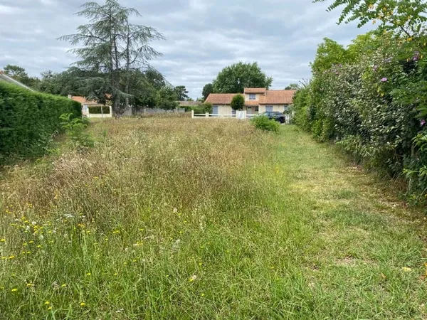 Terrain 740 m²