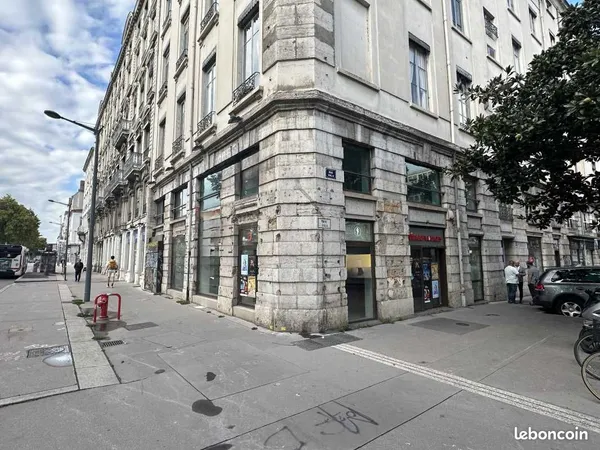 Local commercial 200 m²