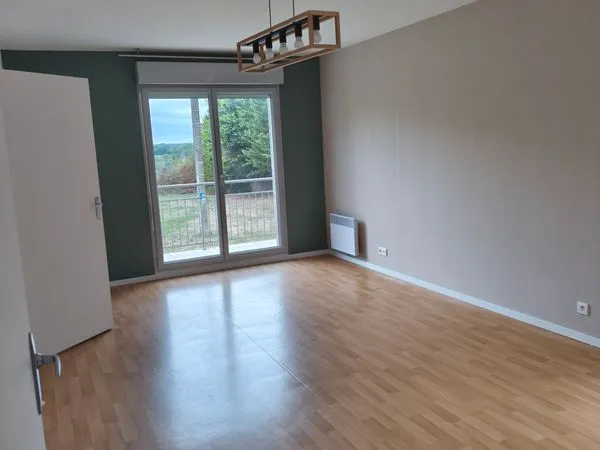 À louer - appartement T3 rénové de 61 m² à Bourg-des-Comptes