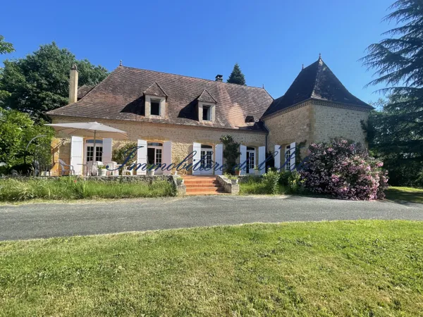 Maison en pierre avec dépendances