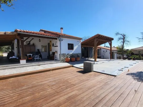 MAGNIFIQUE VILLA PLAIN PIED AVEC PISCINE