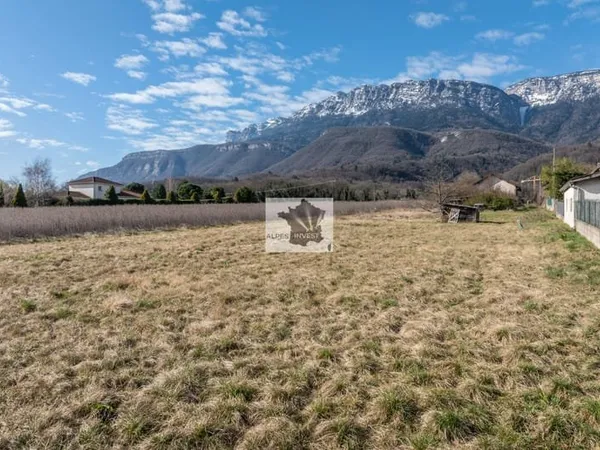 TERRAIN CONSTRUCTIBLE DE 600 M2 PLAT ET LIBRE DE CONSTRUCTEU