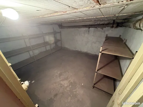 Grande Cave 12 m carré box de stockage local saint et sec