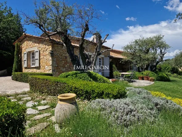 A vendre, Côte d'Azur, Mougins, Maison en pierre de plain-pied au calme absolu