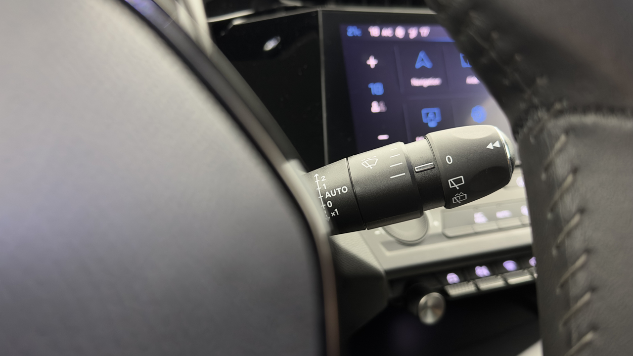 Peugeot 308 SW PHEV 180 e-EAT8 — photo 18