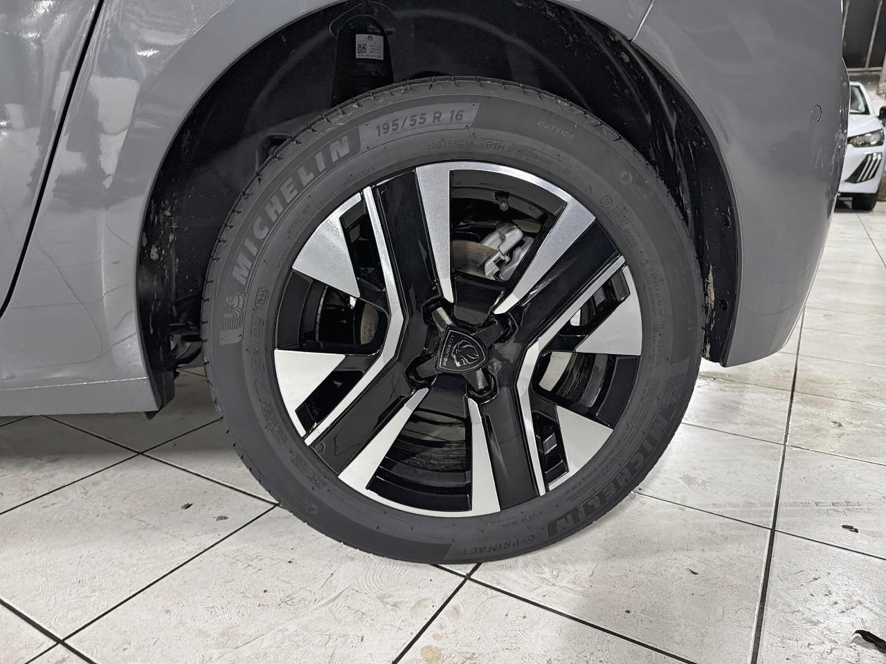 Peugeot 208 hybrid 110 e-dcs6 allure — photo 11