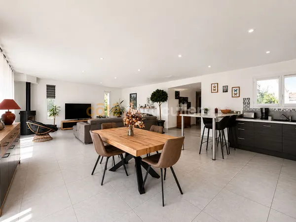 TOUVOIS -- MAISON DE PLAIN-PIED -- 135 M² HABITABLES -- CALME -- 3 CHAMBRES -- MAISON FAMILIALE