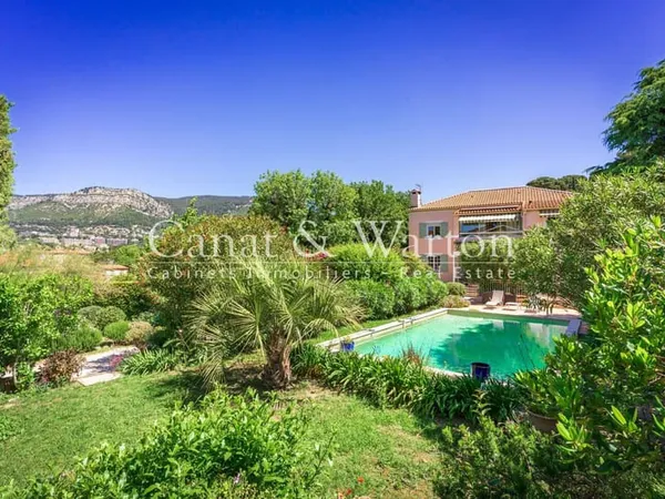 Villa 11 pièces 215 m²
