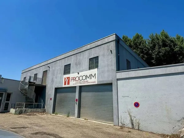 Entrepôt 400m² + bureaux 100m² à louer à Avignon