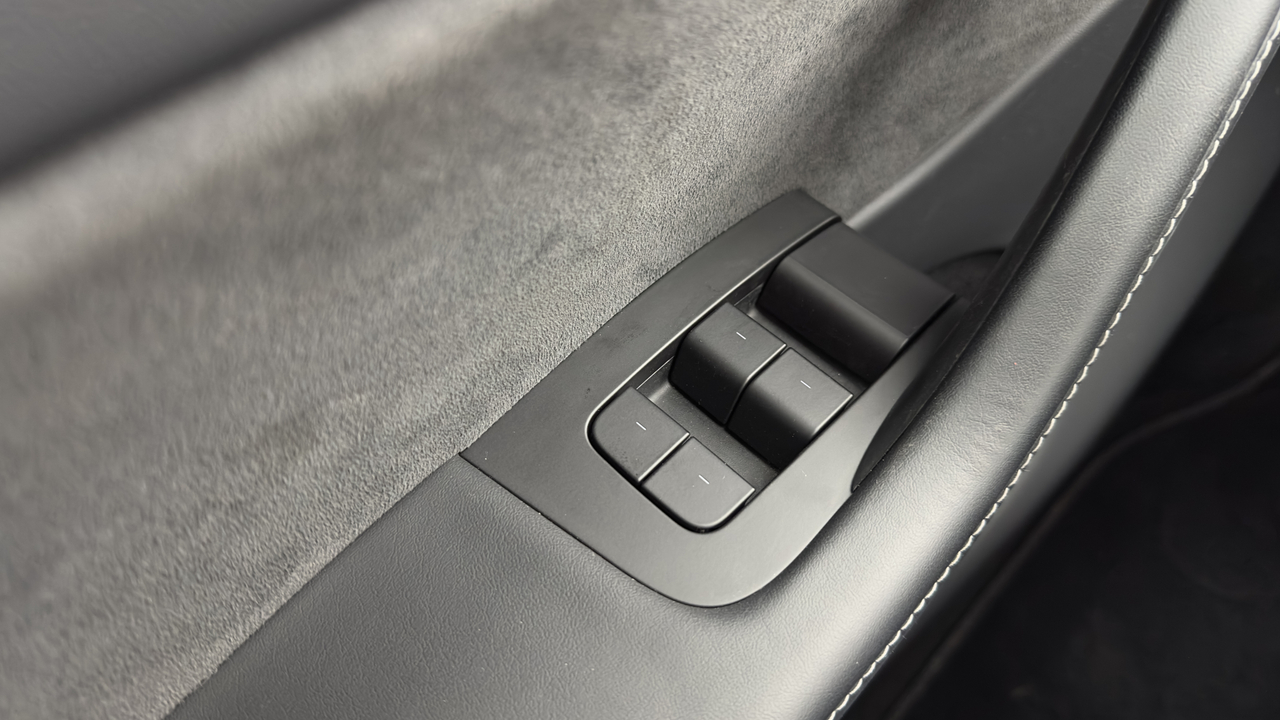 Tesla MODEL Y Standard RWD — photo 15