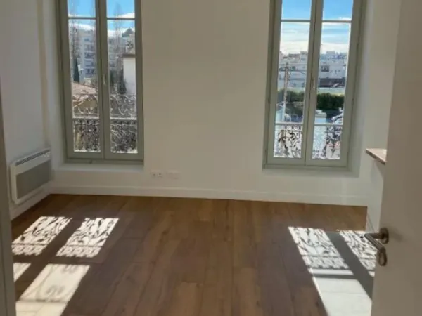 STUDIO VIDE À LOUER - PROCHE DE LA FAC DE LETTRES