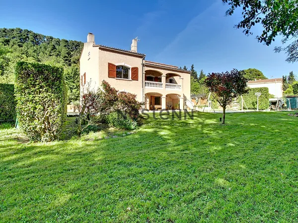 Les Pennes-Mirabeau, propriété avec plus de 3.500m² de terrain paysagé