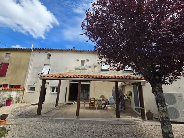 Maison familiale 192 m² avec piscine, grand terrain et garage 4 voitures - Mornac