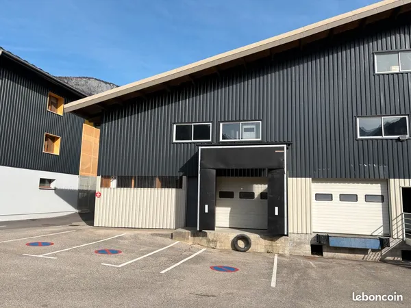 Location entrepôt atelier quai 131m2