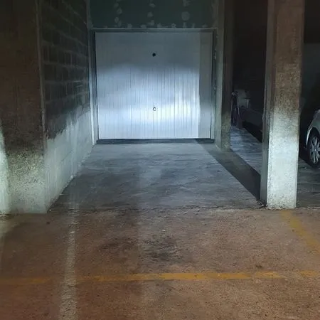 Place de parking souterrain sécurisé avec télécommande
