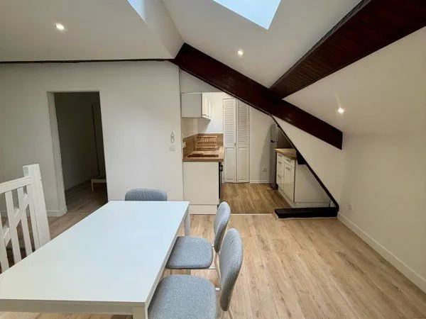 🏡✨ Location T2 meublé entièrement rénové (dernier étage) + garage