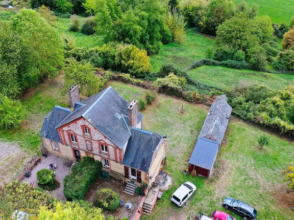 À VENDRE - AUTHENTIQUE PRESBYTÈRE DE 1820 AVEC GÎTE EN ACTIVITÉ - CROUTTES 61120