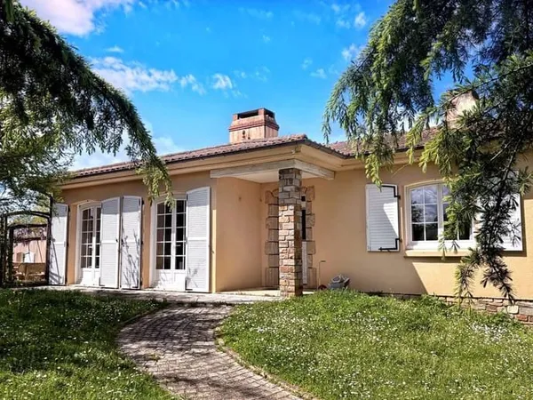 Maison avec piscine couverte, terrain de 2 hectares, centre
