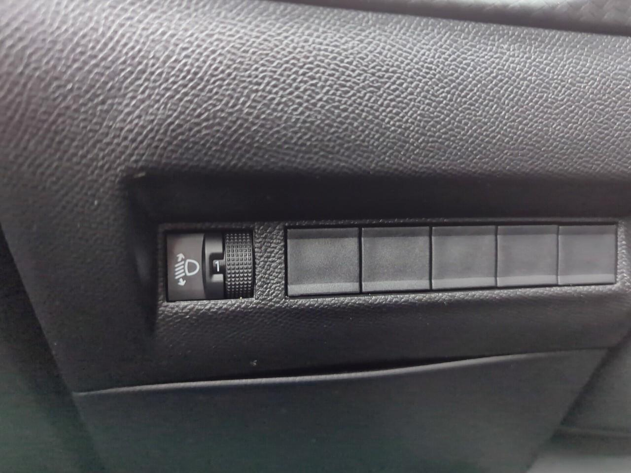 Peugeot 2008 hybrid 145 ch e-dcs6 allure — photo 21
