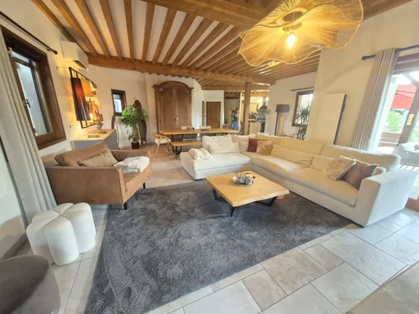 Maison 8 pièces 260 m²