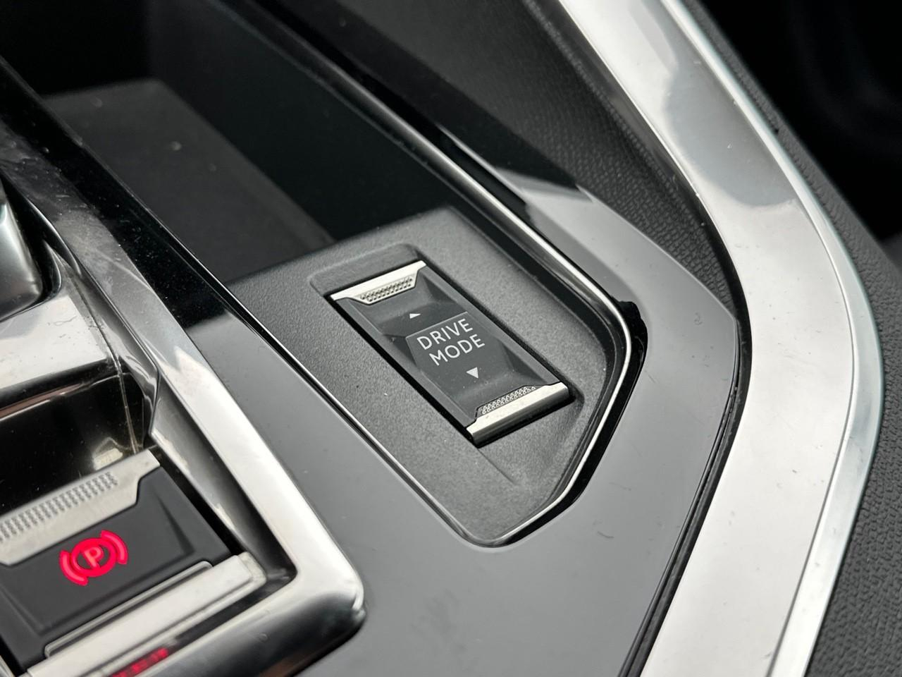Peugeot 3008 hybrid4 300 e-eat8 gt — photo 35