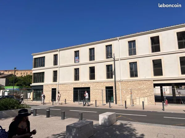 Salon-de-Provence, Pôle Morgan, local professionnel neuf 31 m², climatisatio
