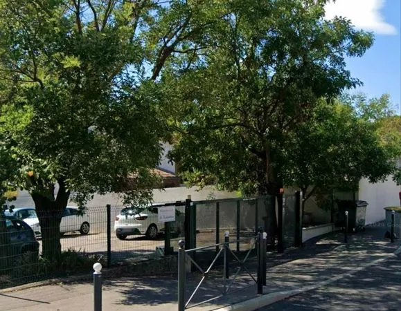 Place de parking dans résidence privée face UFR STAPS