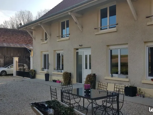 Maison 190m2 (6 pièces) avec grange, écurie viabilisée et grand terrain - Poivres