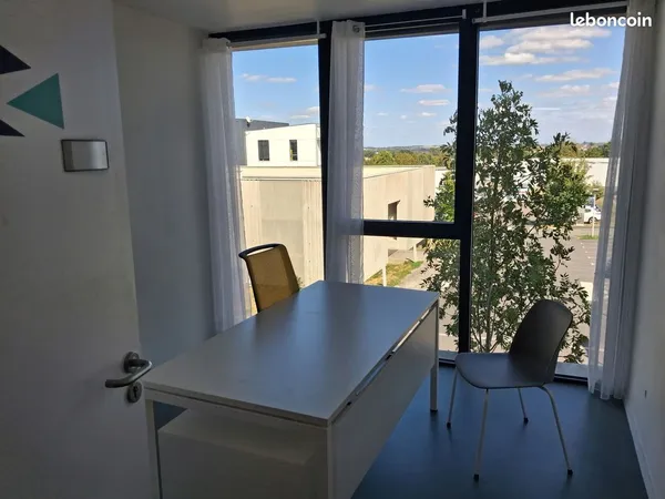 Bureau de 11 m² dans pépinière d'entreprise