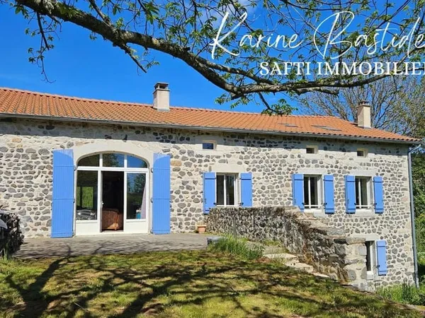 Belle maison en pierres sur grand jardin