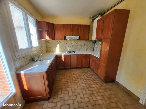 Maison F5 en centre ville avec dépendances et cour à COULLONS