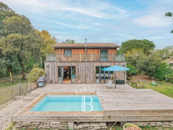 MAISON DE CAMPAGNE AVEC PISCINE ET DEUX STUDIOS INDÉPENDANTS SIT