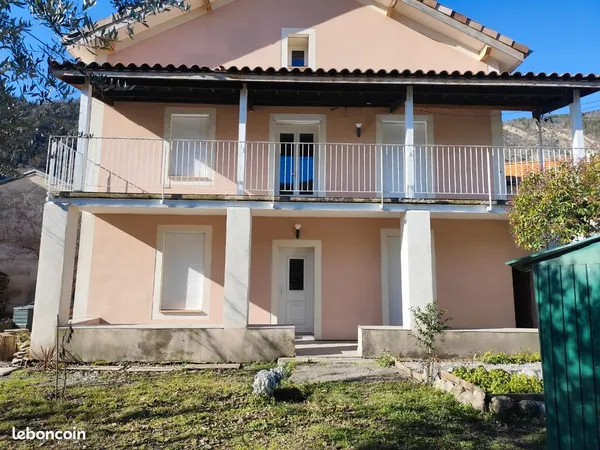 Bas de villa avec jardin