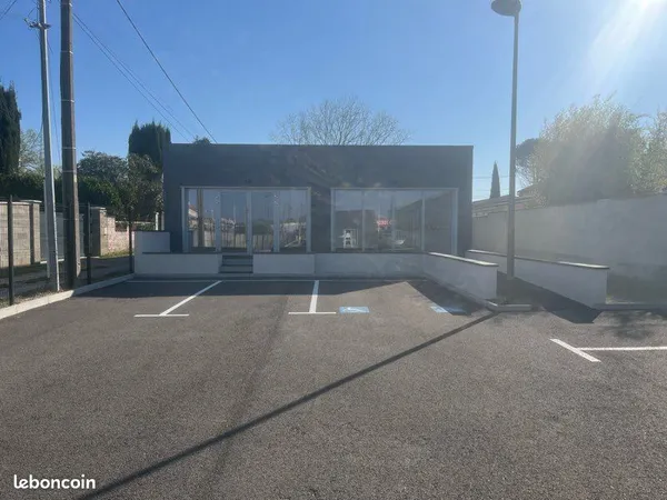 Local commercial neuf 100m2 avec parking privé, accès PMR, climatisation - Bollène