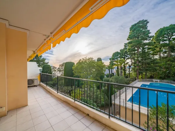 Cap d'Ail - Appartement avec vue piscine et mer, à deux pas de M
