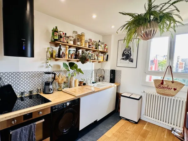 Vends appartement Puces de Saint-Ouen. 60m2, 2 chambres, balcon, parking et cave. Lumineux, refait à
