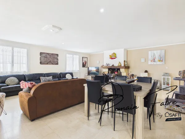 Immeuble de 630m2 comprenant un ensemble de locaux commerciaux de 360m2 ainsi qu'une maison avec 6 c
