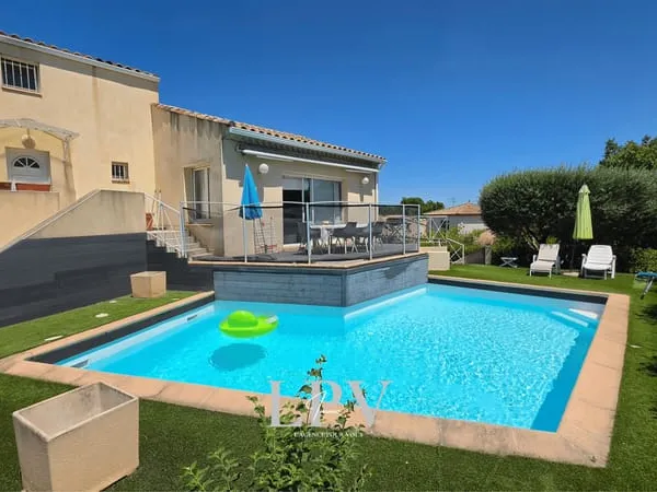 Maison familiale de 184 m2 avec garage, piscine et terrasse