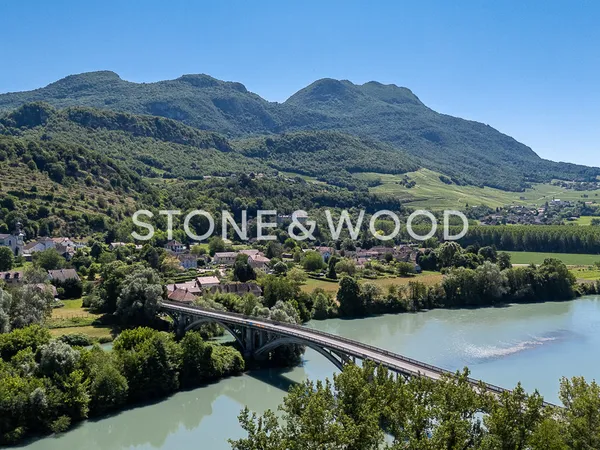 Domaine de caractère avec accès direct au Rhône