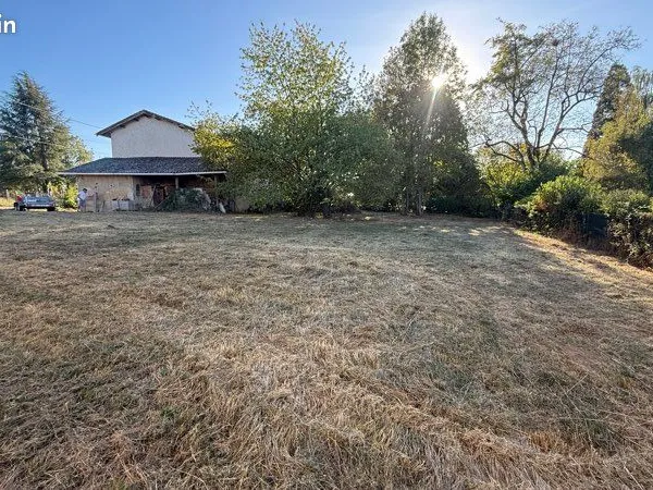 Maison à rénover avec terrain constructible 1000m2