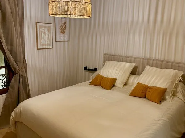 INTRA-MUROS COLOCATION 2 CHAMBRES : Maison avec cour - petite rue calme à proximité de la rue des Te