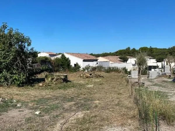 TERRAIN 700 M²
