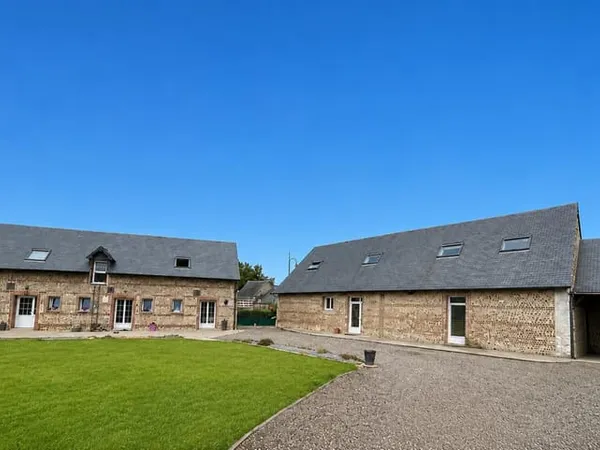 ENSEMBLE IMMOBILIER DE DEUX BATISSES , sur Bénouville