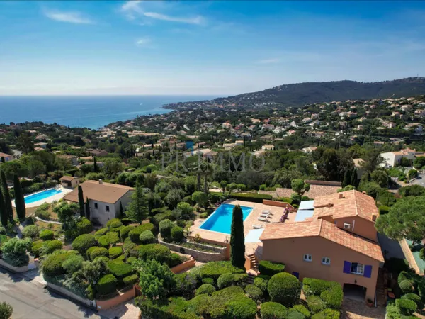 Villa provençale avec vue panoramique sur mer sans vi-à-vis