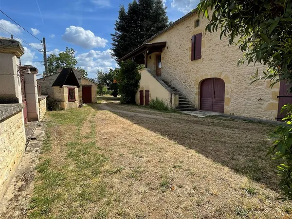 Propriété en pierres avec dépendances sur 4400 m² de terrain