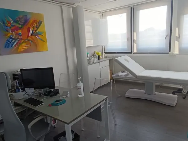 Local médical rénové dans centre médical 13009