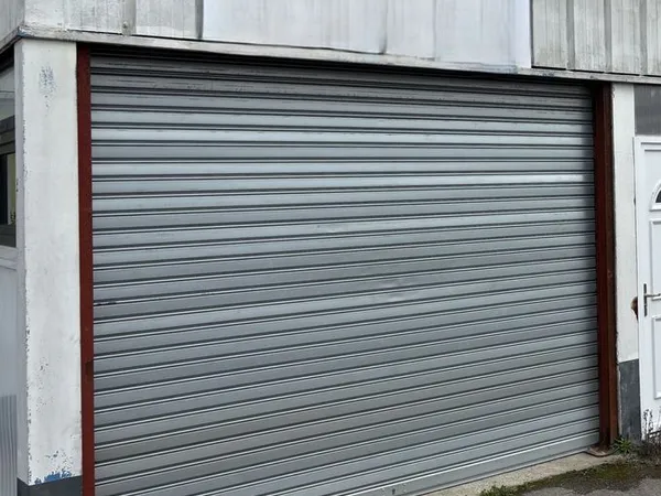 Local stockage avec parking dans cour prive