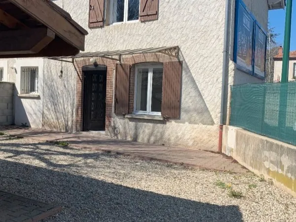 MAISON A Etage 75 m² AVEC COUR PRIVATIVE DE 100 m² - SAINT-CYPRIEN (42160)