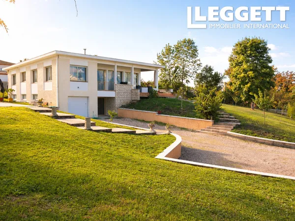 Grande maison d'architecte située à 15 minutes de Villeneuve sur Lot. Grand jardin arboré avec pisci